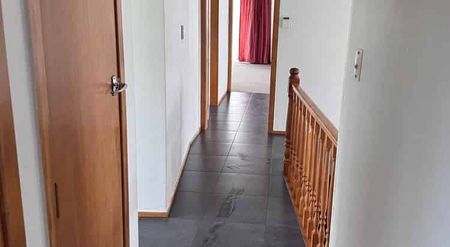 Charming 4BR lifestyle Home w/ Courtyard & Deck - Photo 3