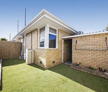 FANTASTIC LOCATION | SECONDS TO BEACH | LOW MAINTENANCE - Photo 5