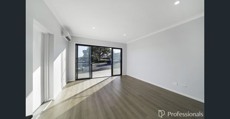 2 Bedroom Flat + Garaging! - Photo 3