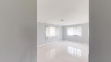 Stunning 3-Bedroom Gem with Two Parking Spaces – Newly & Luxuriously Renovated! - Photo 4