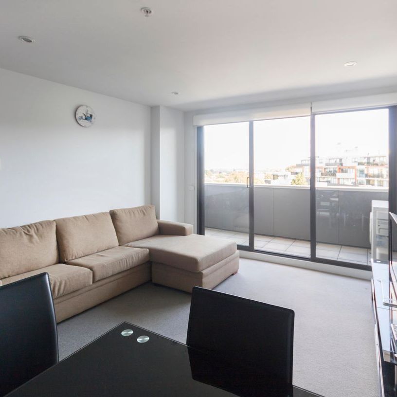 Perfectly located in the heart of Brunswick this lovely fully furnished 2-bedroom apartment offers space comfort and all the mod cons! - Photo 1