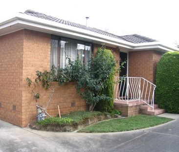 Spacious Two-Bedroom Villa unit in quiet block - Photo 4