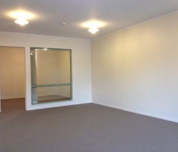 Mount Eden, 2 bedrooms, 2 car parks, spacious inside and out! - Photo 2