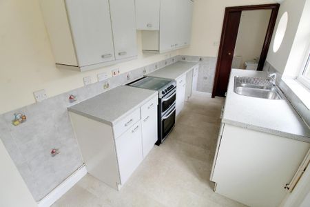 2 bedroom semi-detached house to rent - Photo 3