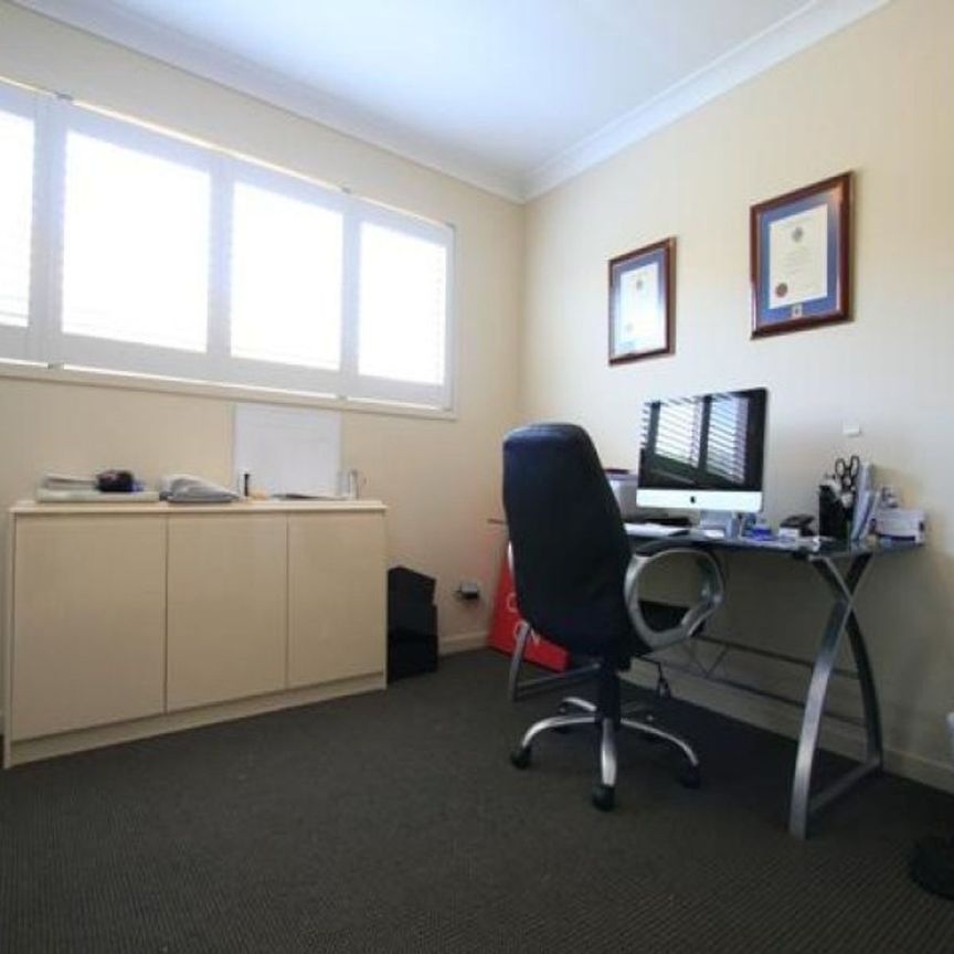 Beautifully Presented 3 Bedroom, Air Conditioned Townhouse - Photo 1