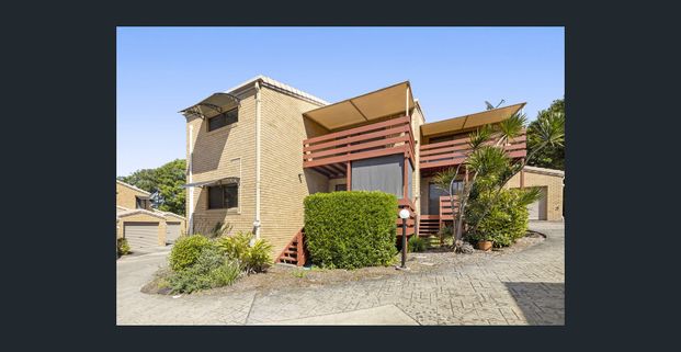 PERFECTLY POSITIONED TOWNHOME - Photo 1