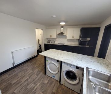 2 bedroom house of multiple occupation to rent - Photo 1