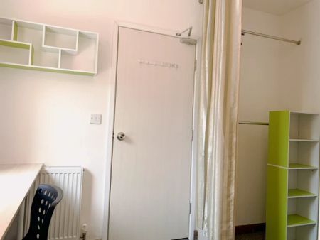 Room 5 - Photo 2