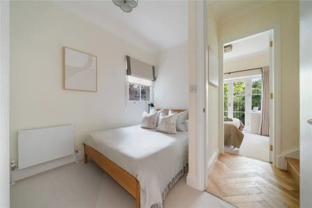 2 bedroom flat in London - Photo 4