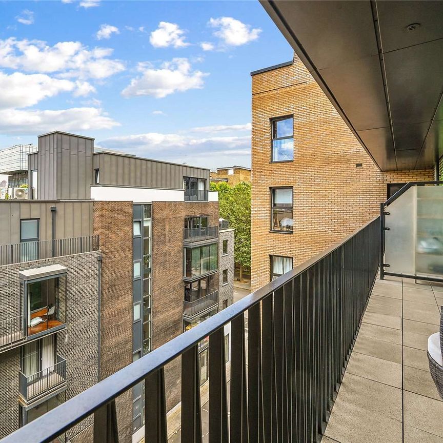 A modern, spacious 2 bed apartment, moments from Southwark station. - Photo 1