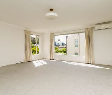 Charming Apartment - Photo 2