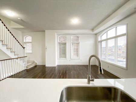 For Lease - 208 Glad Park Avenue, Whitchurch-Stouffville, Ontario - Photo 5