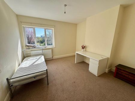 3 bedroom flat to rent - Photo 3