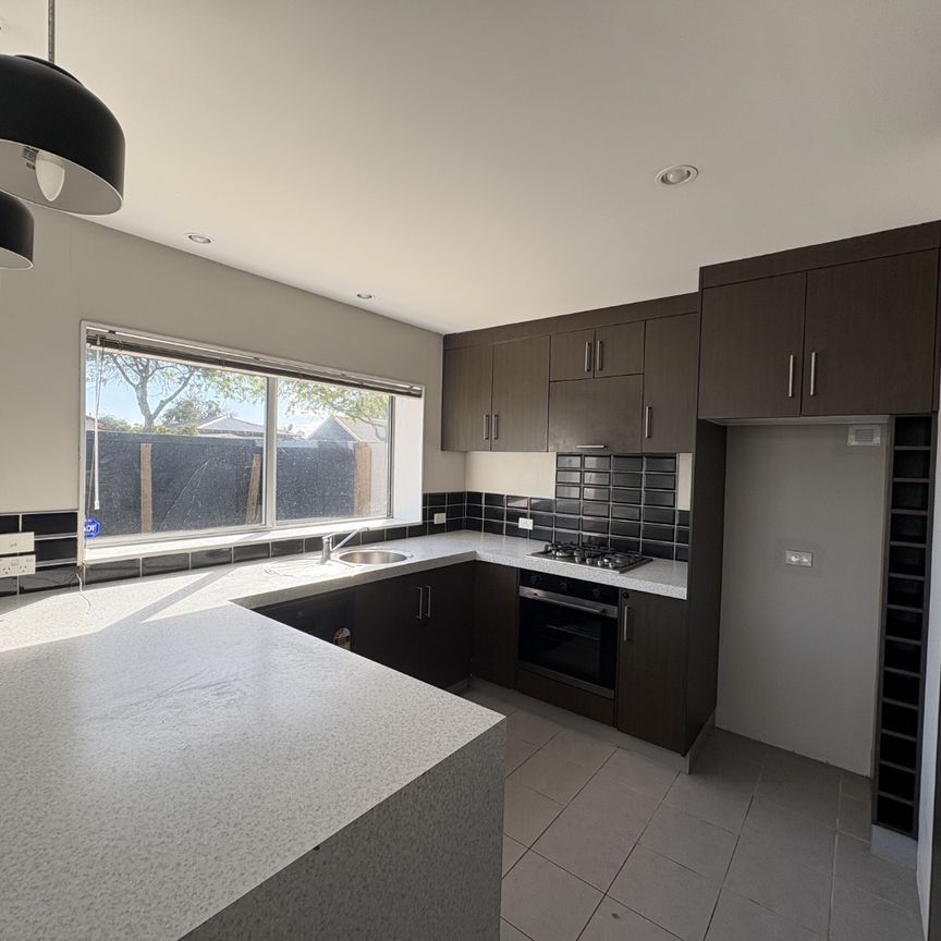 Townhouse Living - Don't Miss Out - Victoria - Photo 1