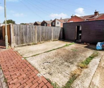 3 bedroom terraced house to rent - Photo 2