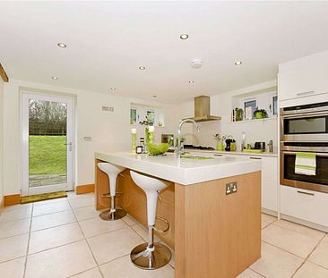 A beautifully presented detached home with wonderful views - Photo 1