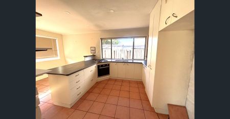 3 bedroom home with pool - Photo 5