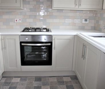 2 bedroom end of terrace house to rent - Photo 2
