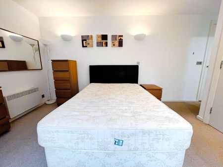 2 bedroom Flat To Let - Photo 4