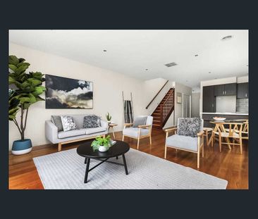 Modern Two-Bedroom Townhouse in a Prime Oak Park Location - Photo 4