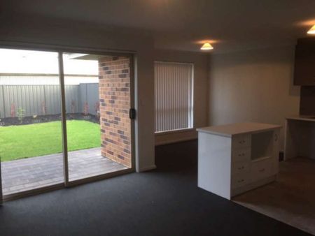 Lovely Courtyard Home - Photo 2