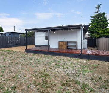 FULLY RENOVATED FAMILY HOME CLOSE TO EVERYTHING - Photo 4