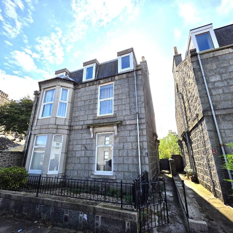3 bedroom flat to rent - Photo 1