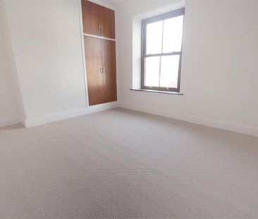 3 Bedroom House - Mid Terrace To Let - Photo 4