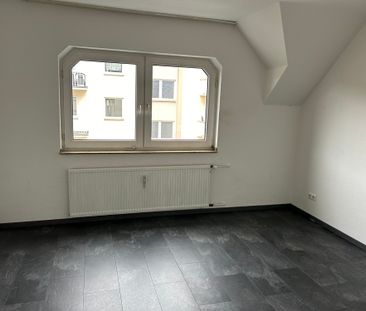 Große Dachgeschosswohnung mit tollem Ausblick - Photo 3