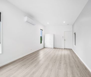 Brand new residence with flexible living options - Photo 4