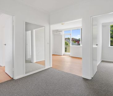RENOVATED LARGE LIGHT & BRIGHT 2 BEDROOM WITH UCP - Photo 6
