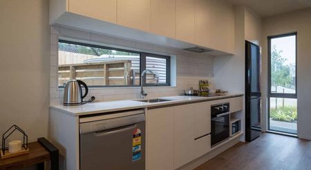 Modern 2BR Townhouse in Mangere East! - Photo 3