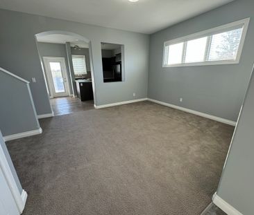 Stunning 3 Bedroom Duplex w/ Garage in Sylvan Lake! - Photo 4