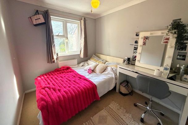 Fisher Close, Walton-on-Thames - 3 bedrooms Property for lettings - Seymours - Photo 1