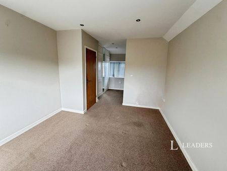4 bedroom semi-detached house to rent - Photo 5