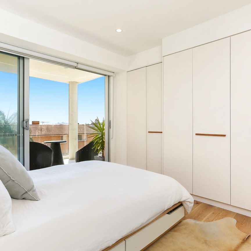 North Bondi two bedroom unit with two private outdoor balconies - Photo 1