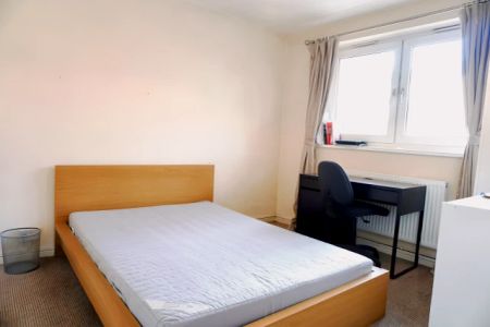 4 Bed / 2 Bath - Photo 3