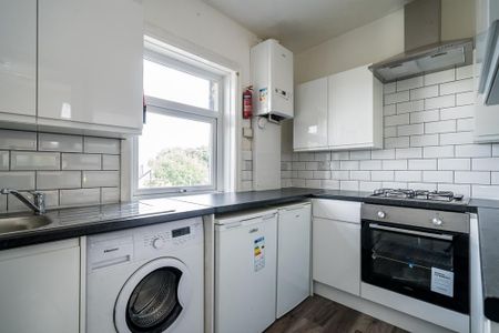 4 bedroom flat to rent - Photo 2