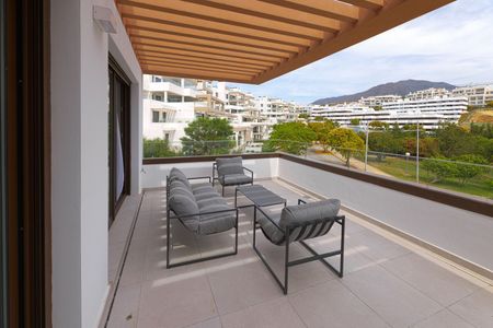 Middle Floor Apartment in Estepona - Photo 3