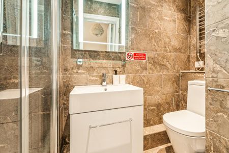 3 bedroom flat to rent - Photo 4