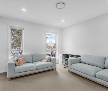 Fantastic 3 Bedroom Home - Walk to Shops! - Photo 3