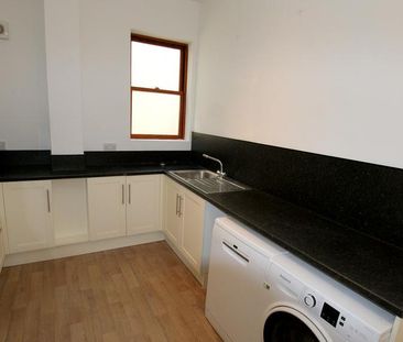 2 bedroom mews to rent - Photo 4
