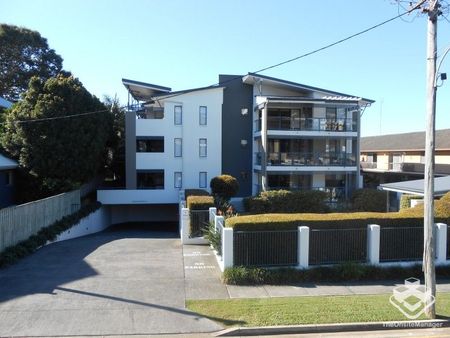 Easy living withing walking distance to beautiful Coolangatta - Photo 2