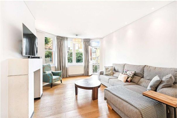 A bright and spacious 3 bedroom apartment to rent in Chelsea, SW10 - Photo 1
