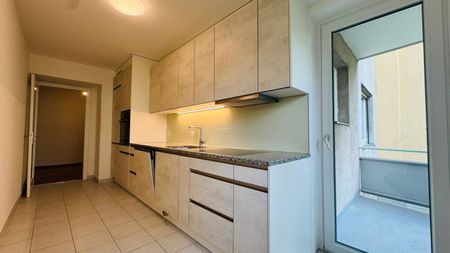 Neuwertige 3.5-Zimmerwohnung mit 2 Balkonen, separatem WC und moderner Küche - per sofort verfügbar - Foto 2