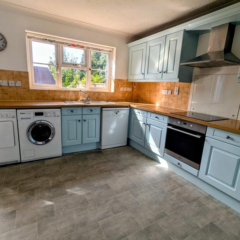 3 bedroom end of terrace house to rent - Photo 1