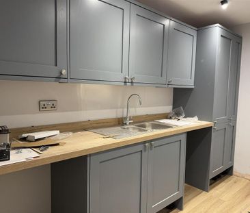 4 bedroom semi-detached house to rent - Photo 5