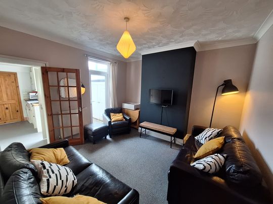 4 bedroom house - Photo 1