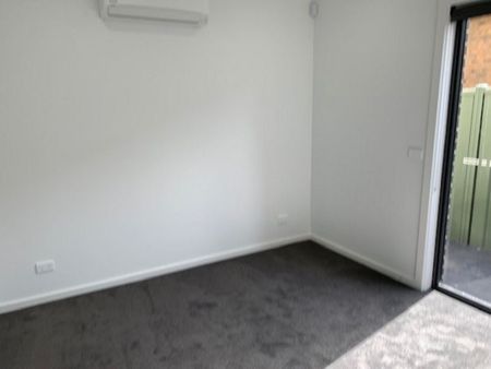 Reverse Living Townhouse - Photo 2