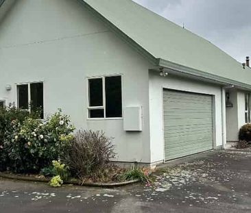 Spacious 5-Bedroom Family Friendly Home! - Photo 2